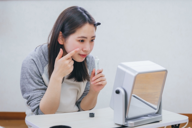 化粧をする女性