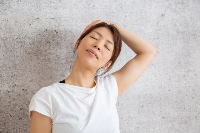 首をストレッチする女性