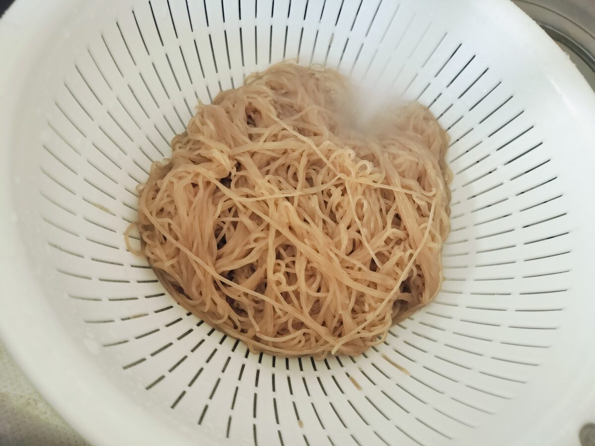 韓国冷麺の茶色い麺