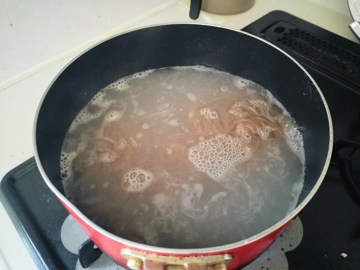 麺を茹でている様子