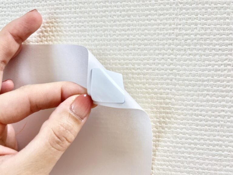 「穴を開けずにしっかり固定！」「壁紙だって傷めにくい！」ダイソーで見つけたリピ買い必至の優秀アイテム