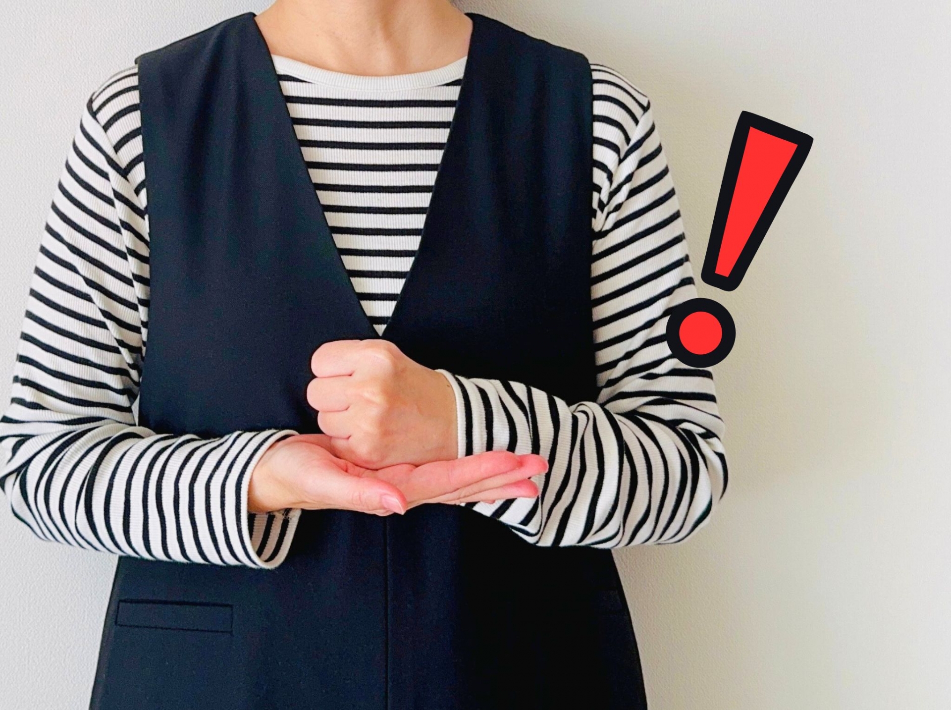 納得のジェスチャーをする女性