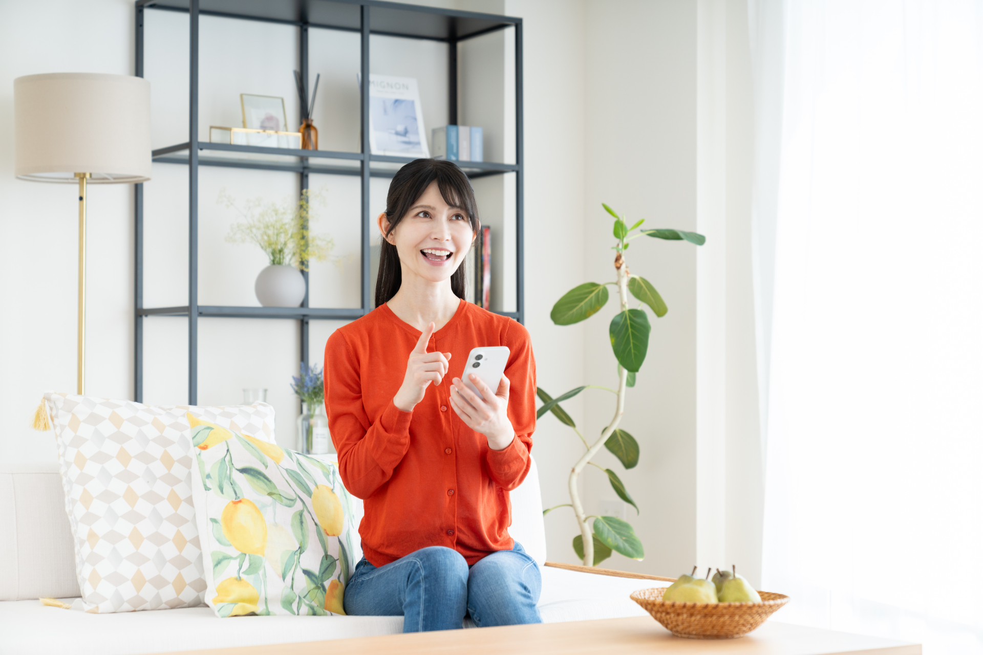 スマホを触る女性