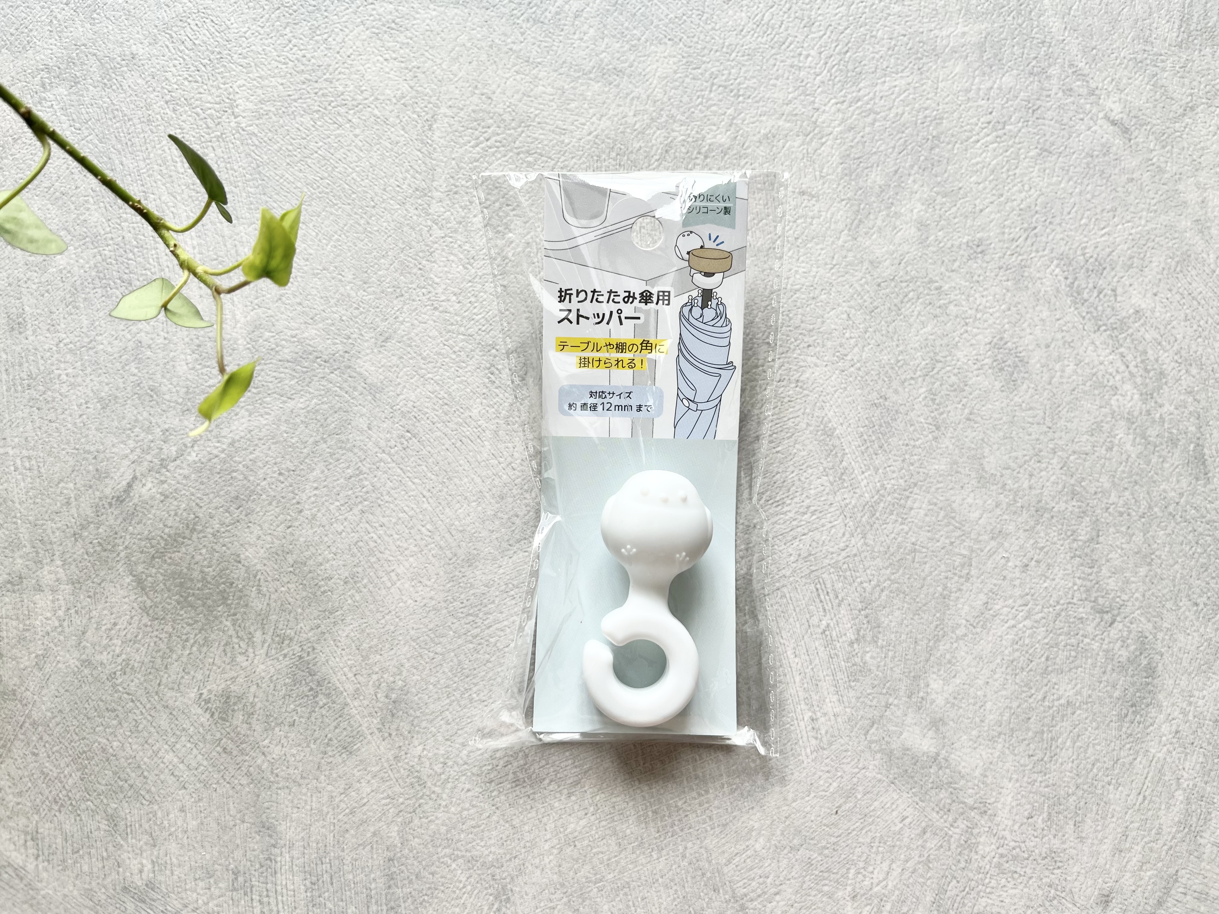 セリアの「折りたたみ傘用ストッパー シマエナガ型」の商品画像