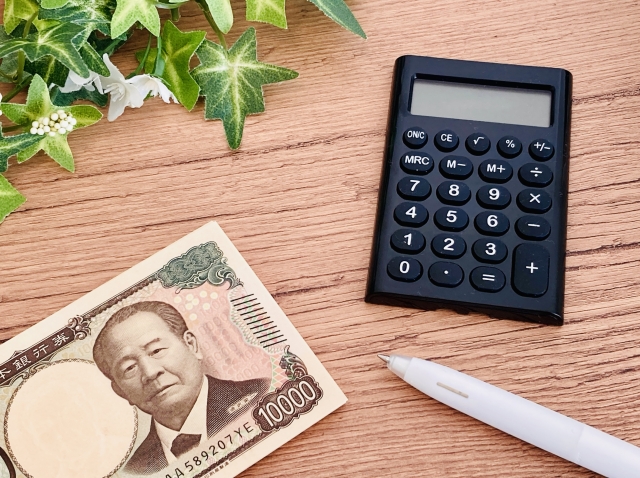 10000円札と電卓の画像