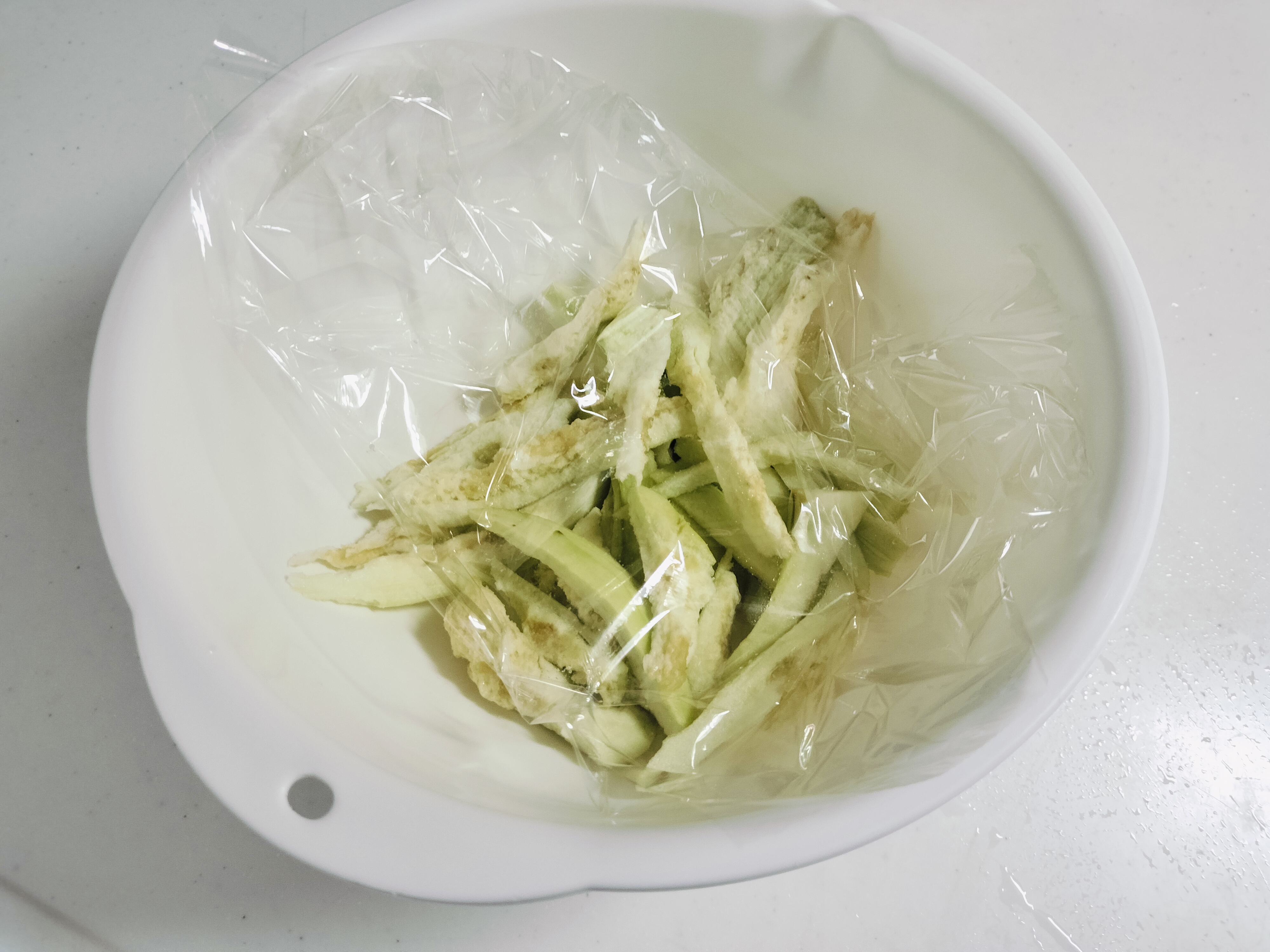 電子レンジで加熱するなす