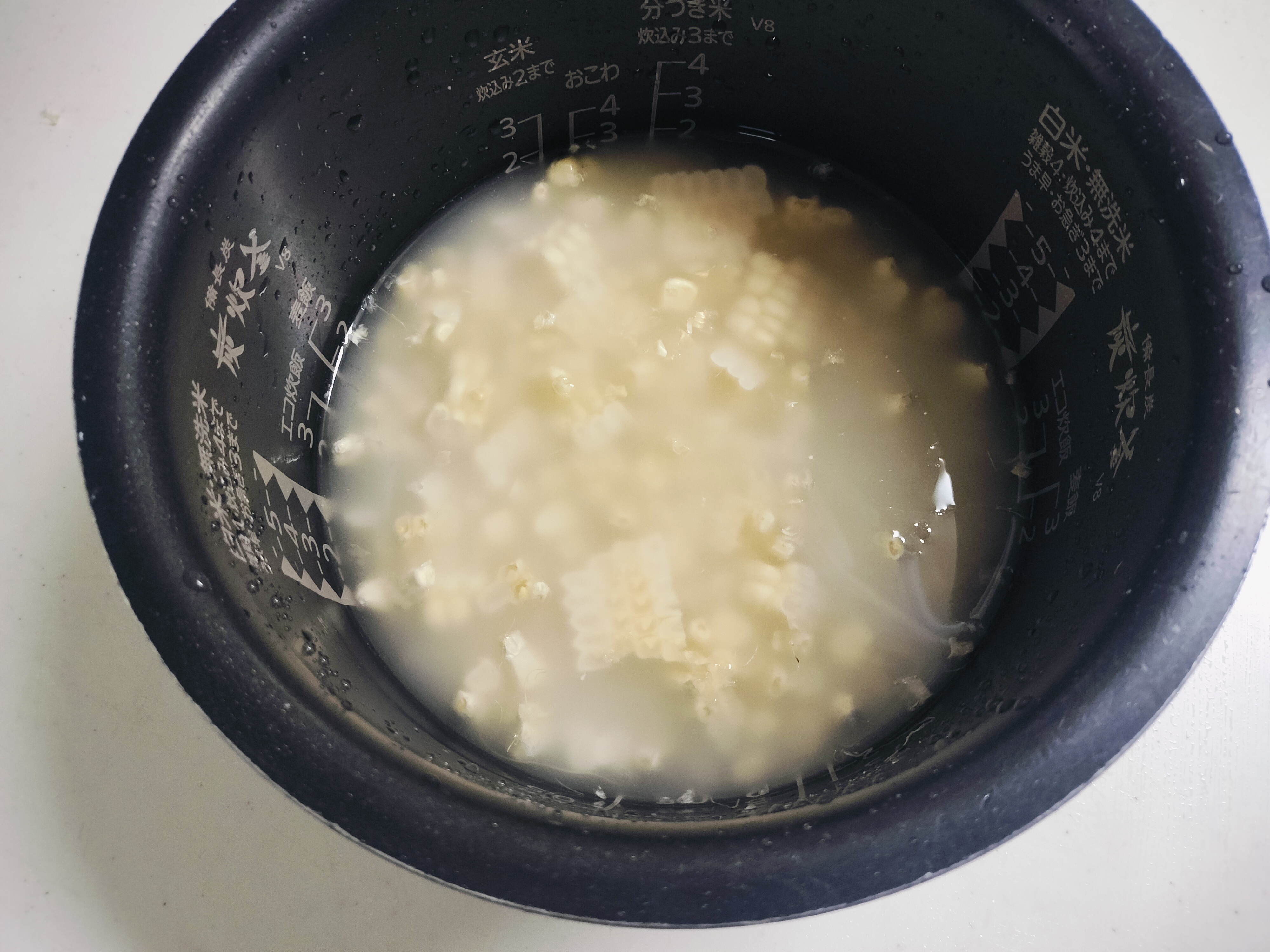 炊飯器に入れたとうもろこし