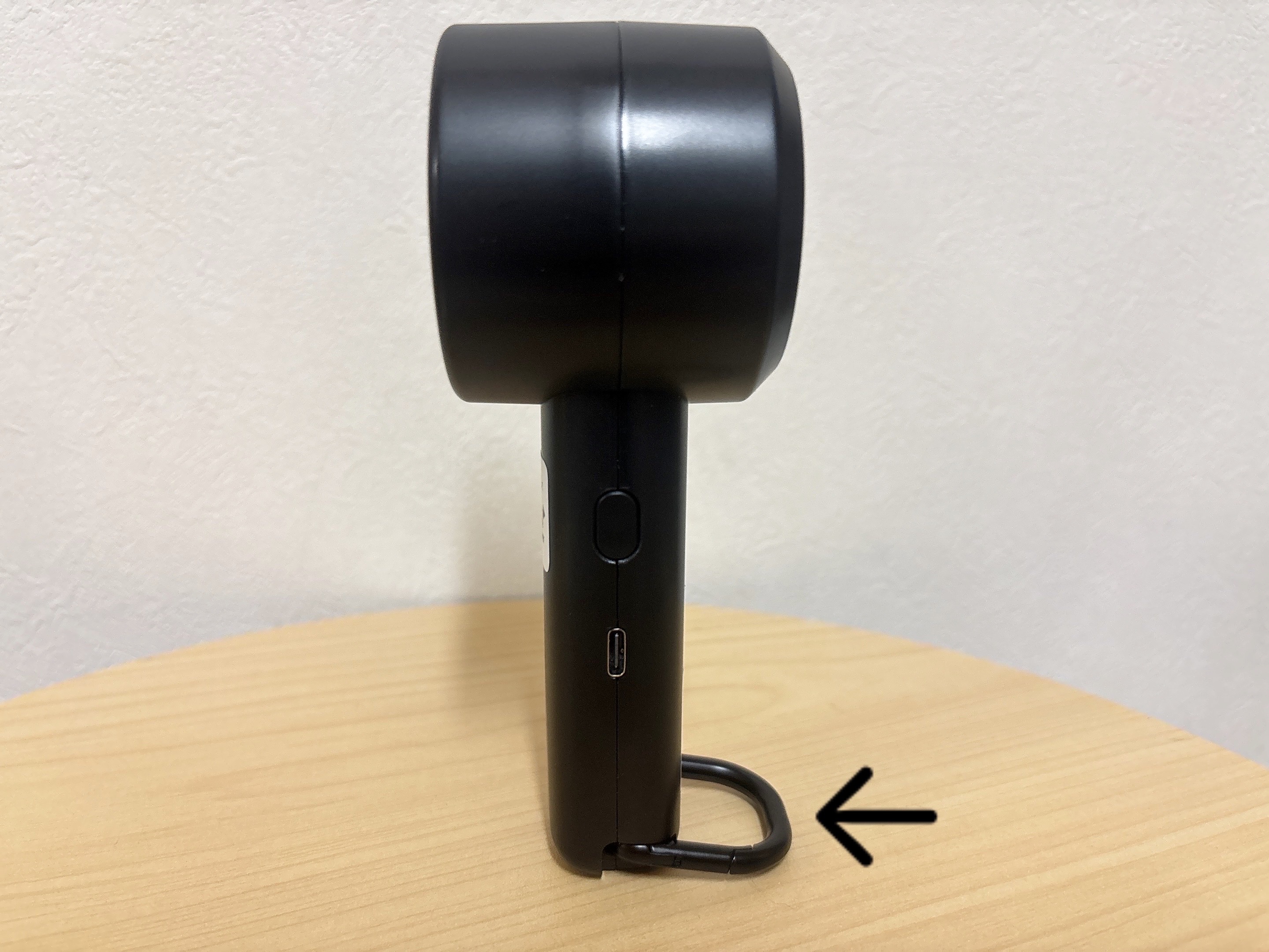 ミニファンのカラビナをスタンドにしている様子