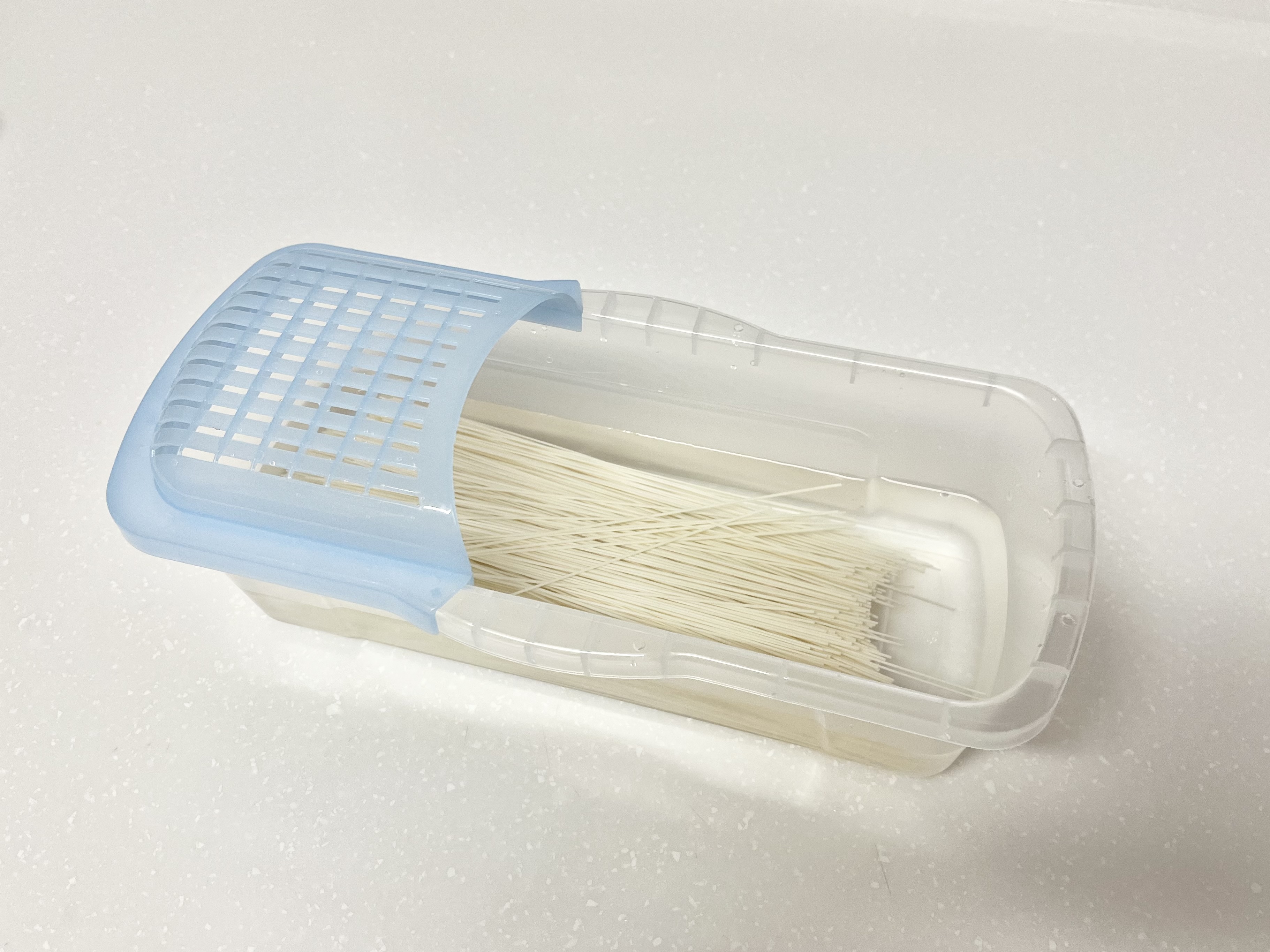ダイソーの「電子レンジ調理器(麺類用)1.7L」の使用画像