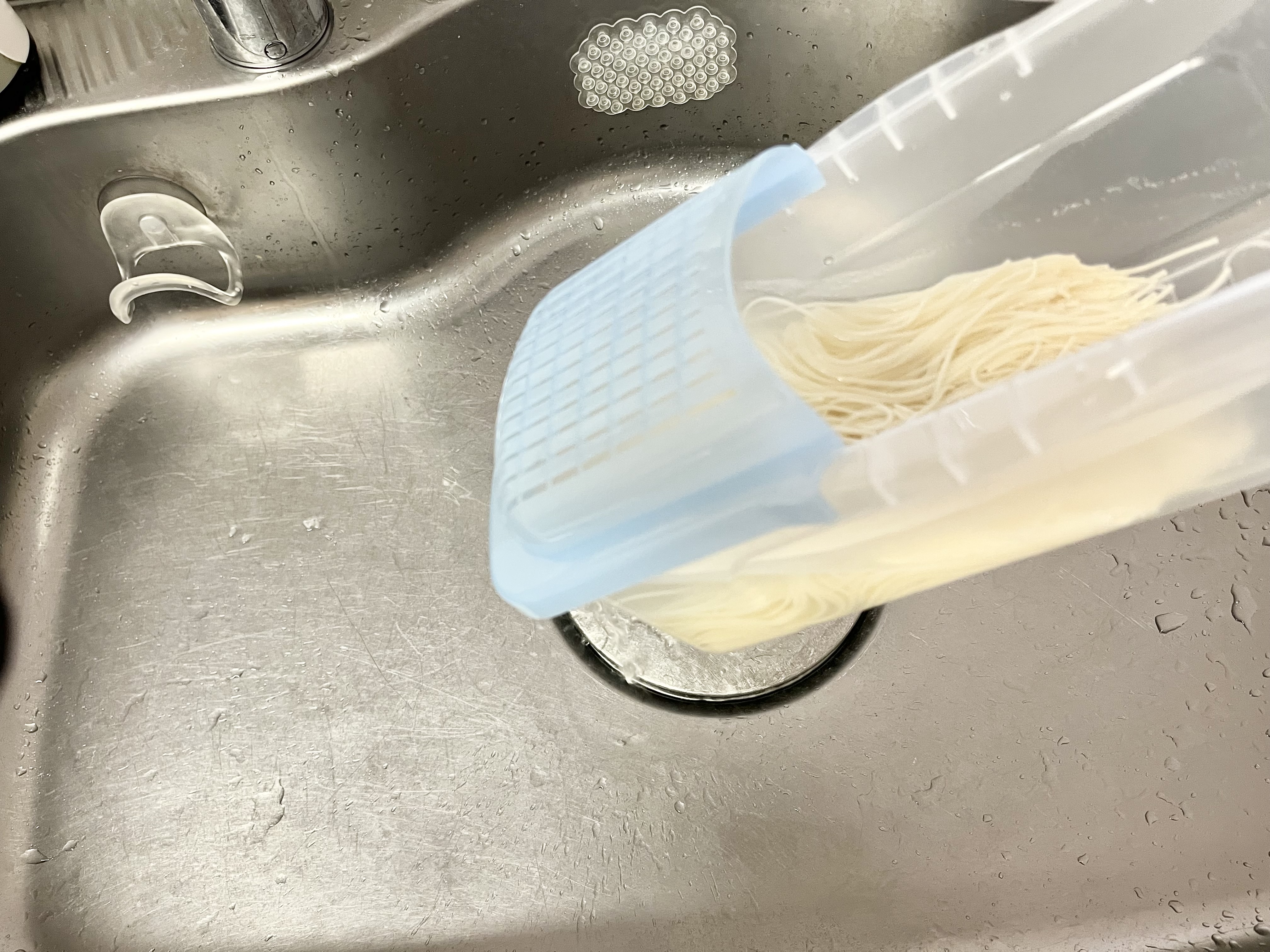 ダイソーの「電子レンジ調理器(麺類用)1.7L」の使用画像