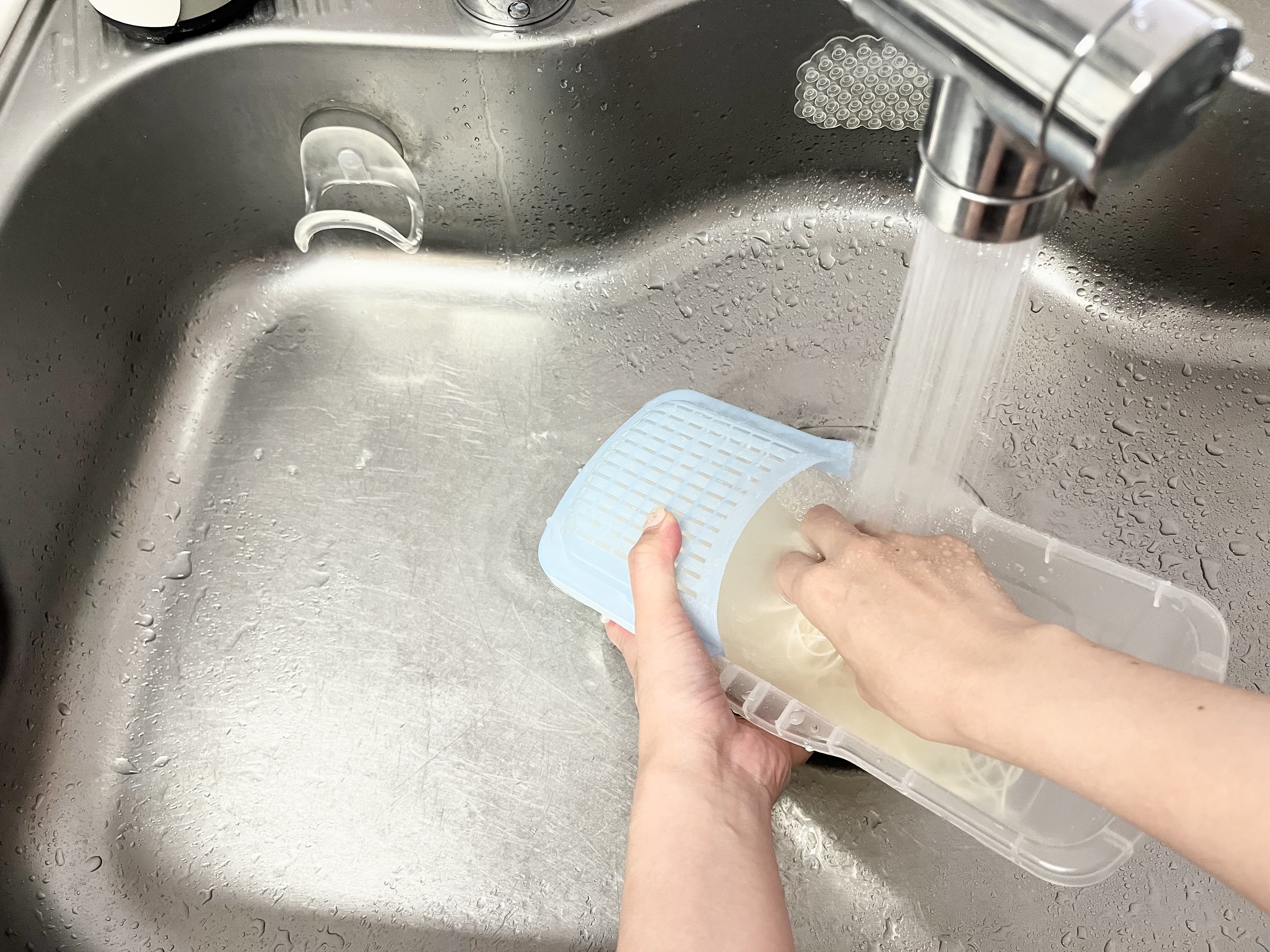 ダイソーの「電子レンジ調理器(麺類用)1.7L」の使用画像
