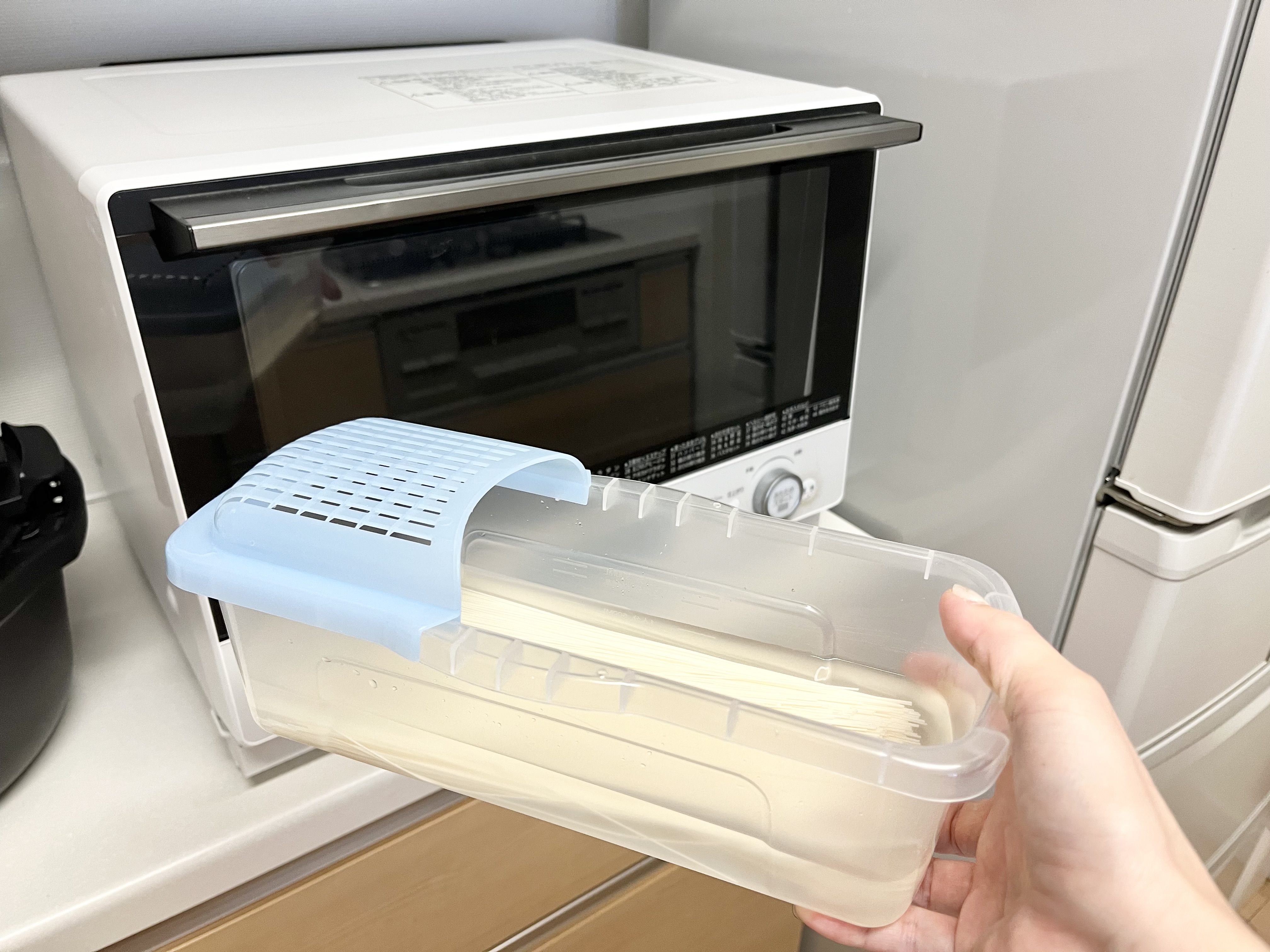 ダイソーの「電子レンジ調理器(麺類用)1.7L」の使用画像