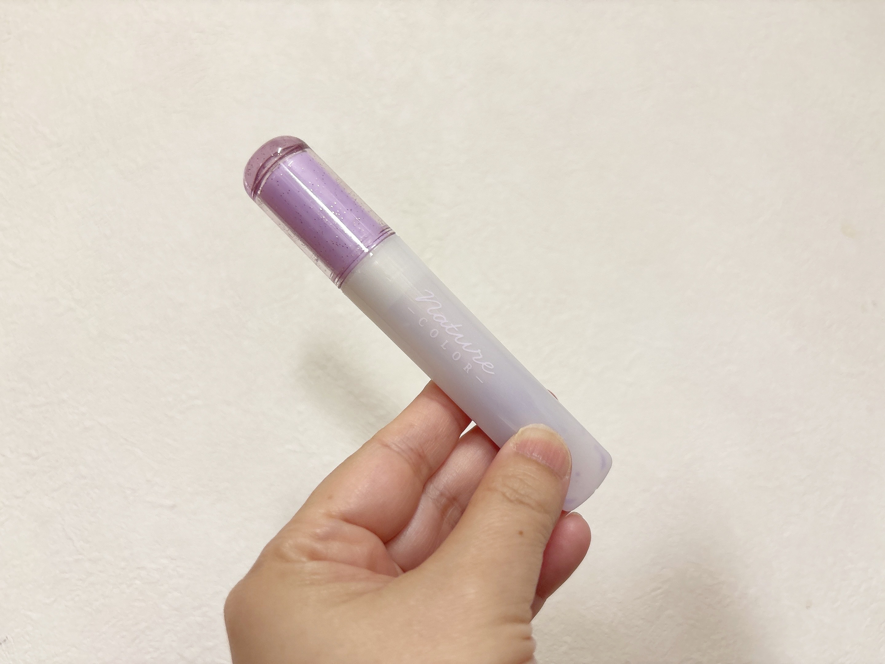 ダイソーラメ入りマーカーペンを持っている画像