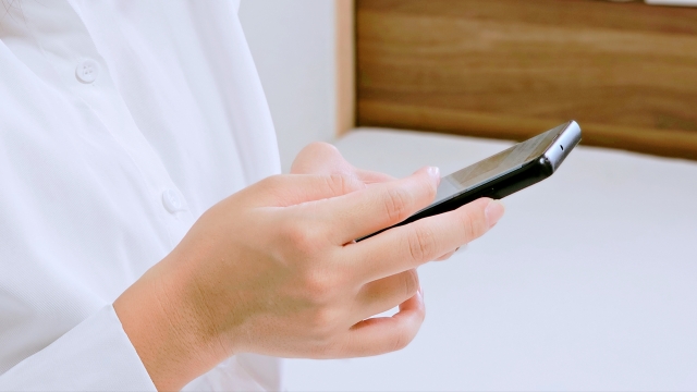 スマホを触っている様子