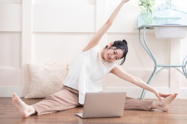 ストレッチする女性