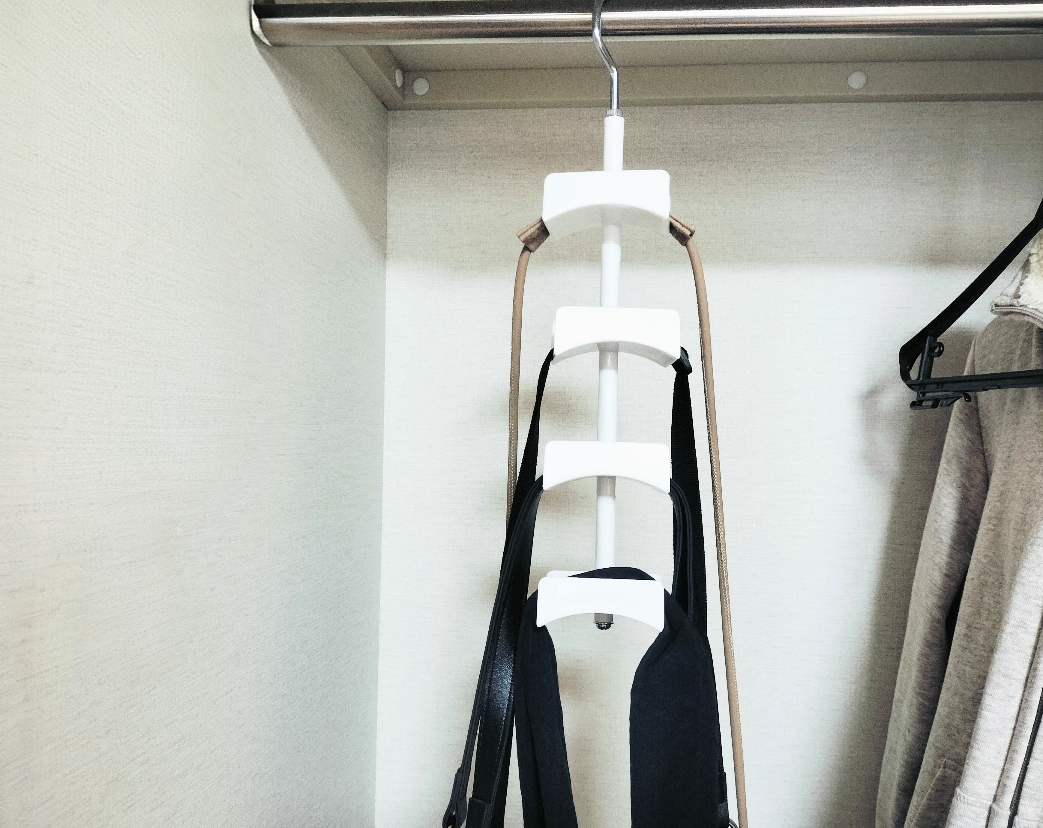 バッグを一段ずつ掛ける様子