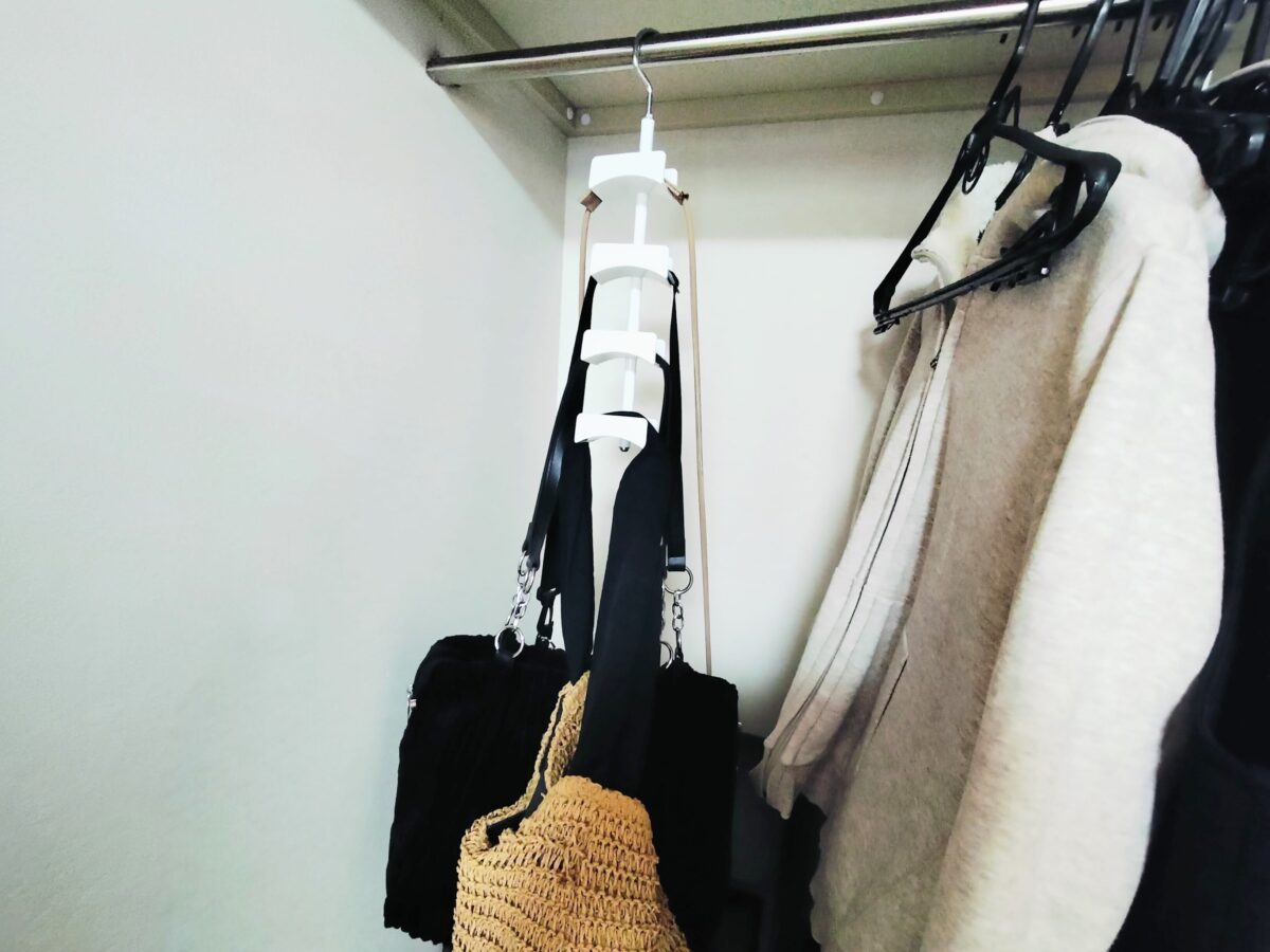 専用ハンガーにおさまるカバン