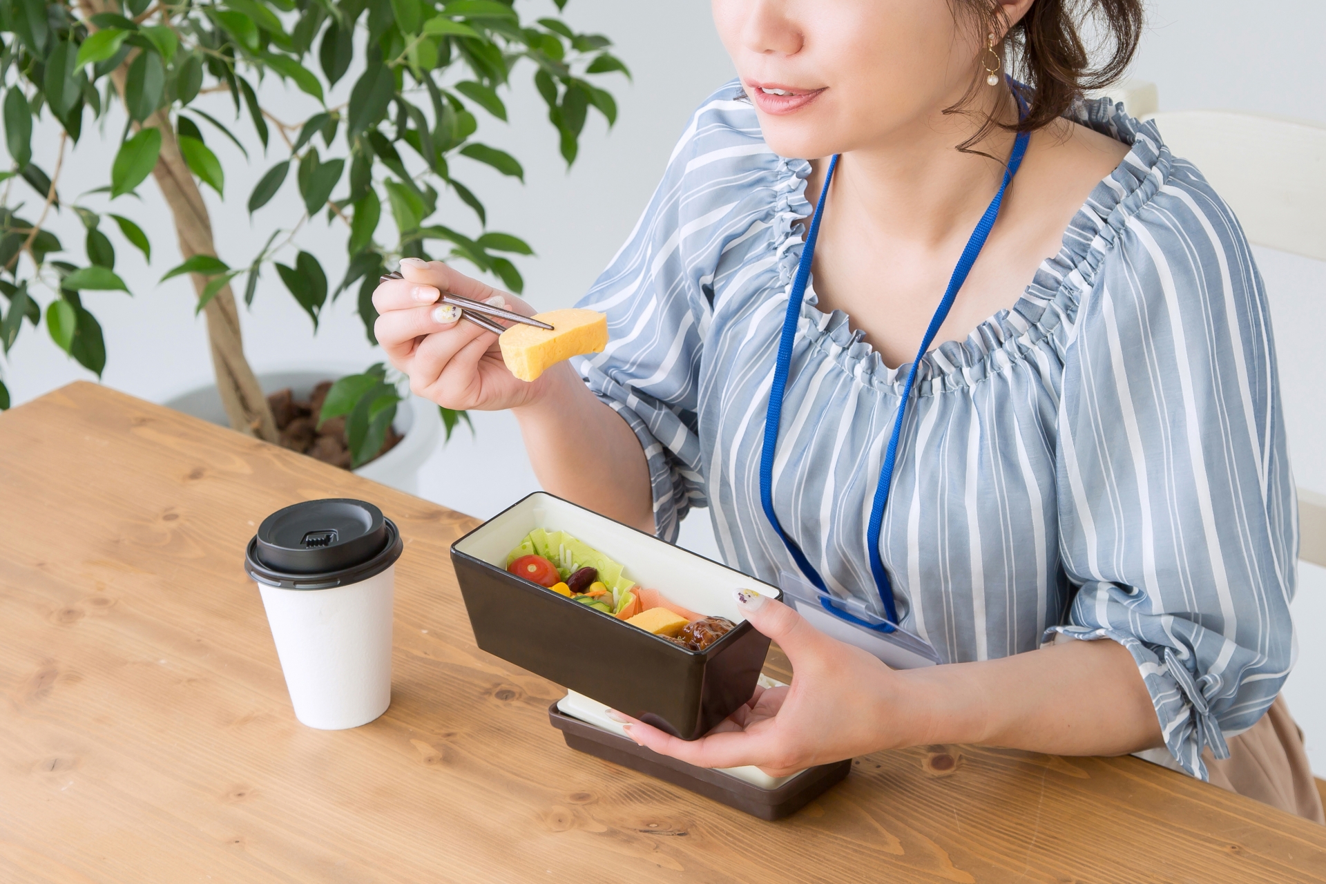 昼食を食べている女性