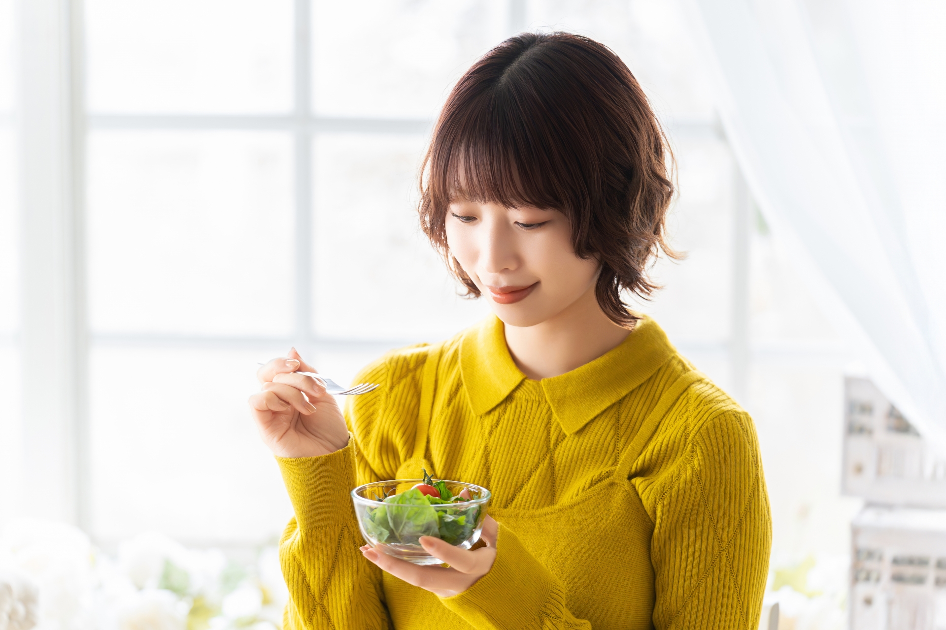 サラダを食べる女性