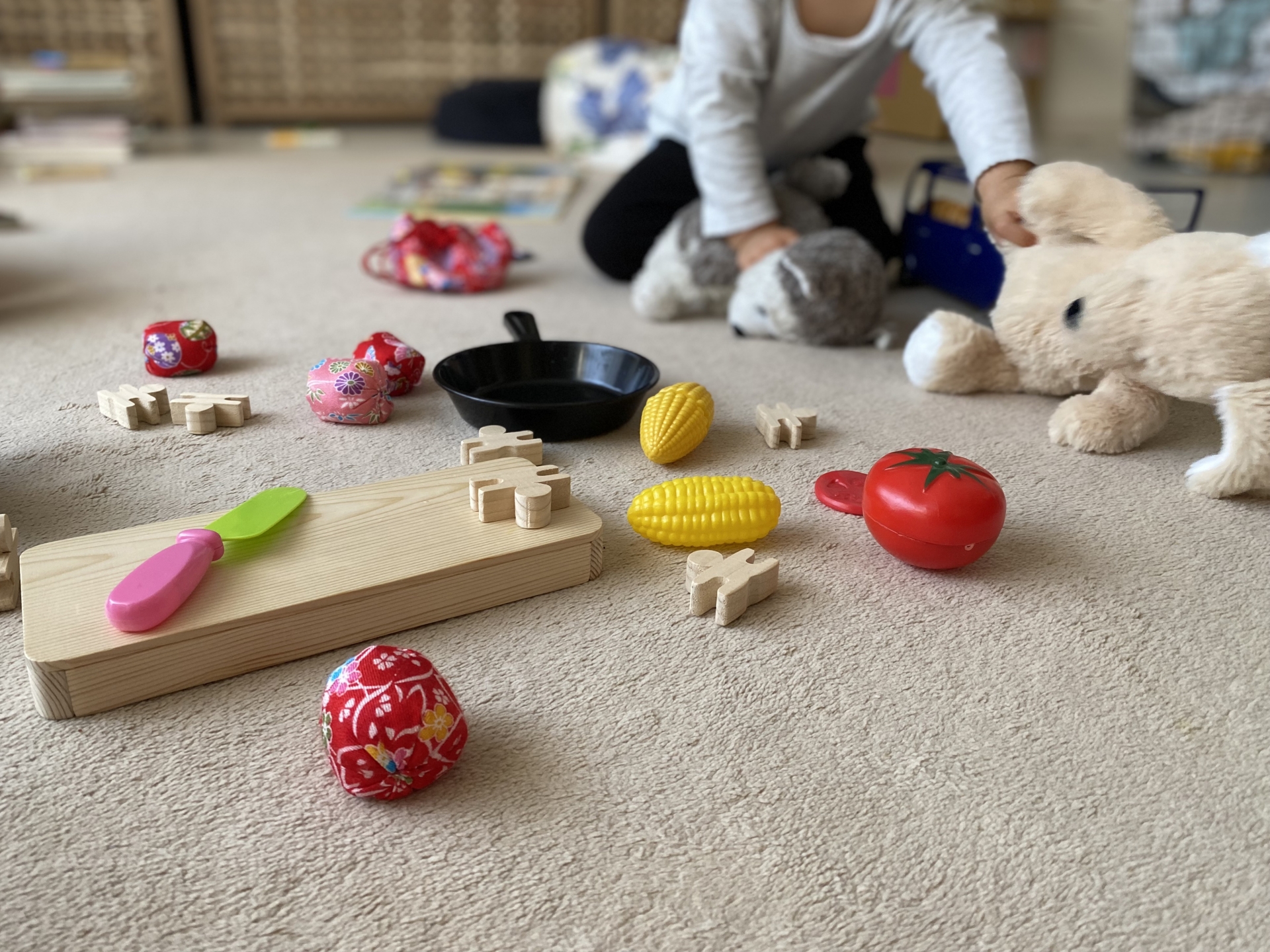 子供がおもちゃを散らかして遊んでいる