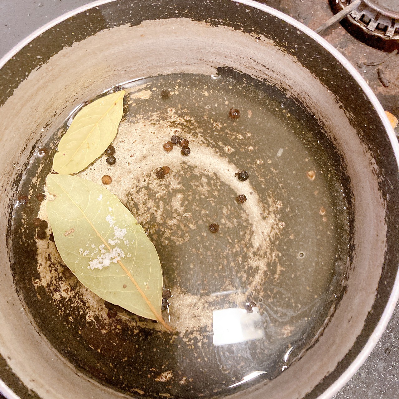 ピクルス液を鍋で沸かしている