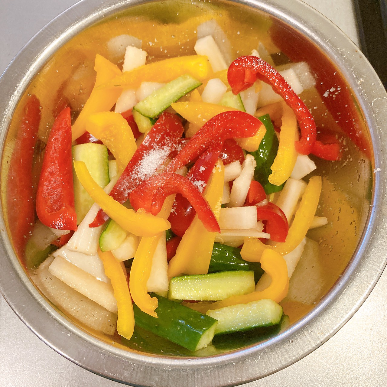 ピクルス野菜を塩漬けしている