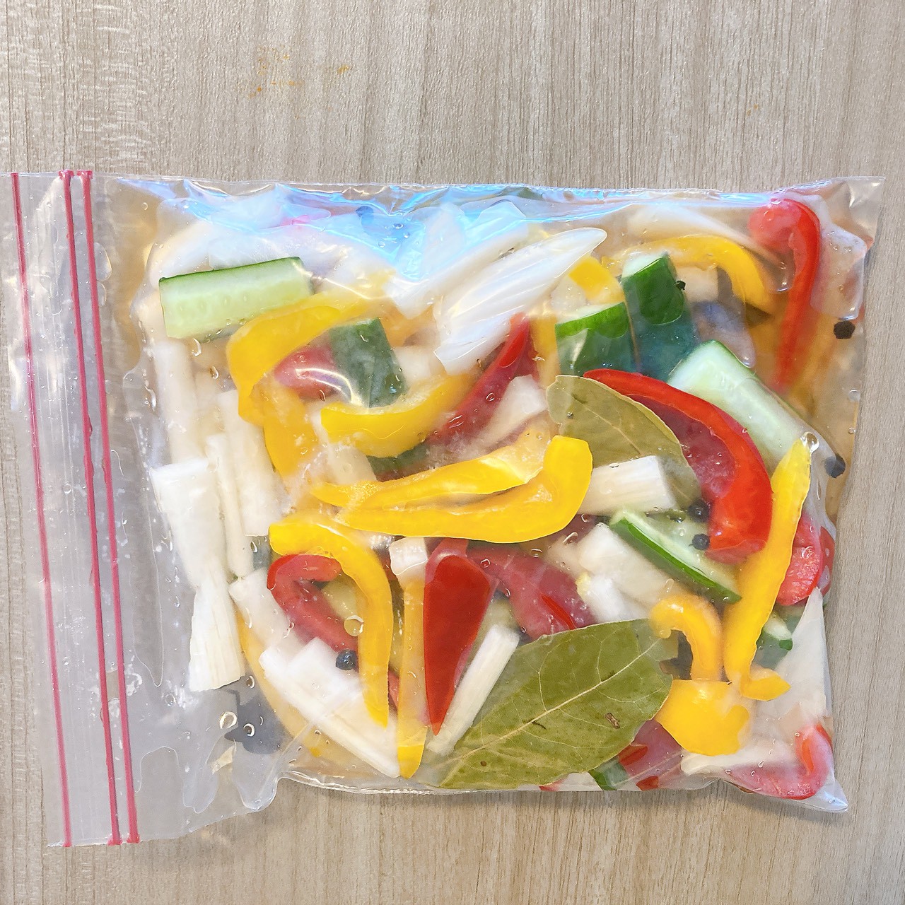 ピクルスをジッパーバックで漬け込んでいる