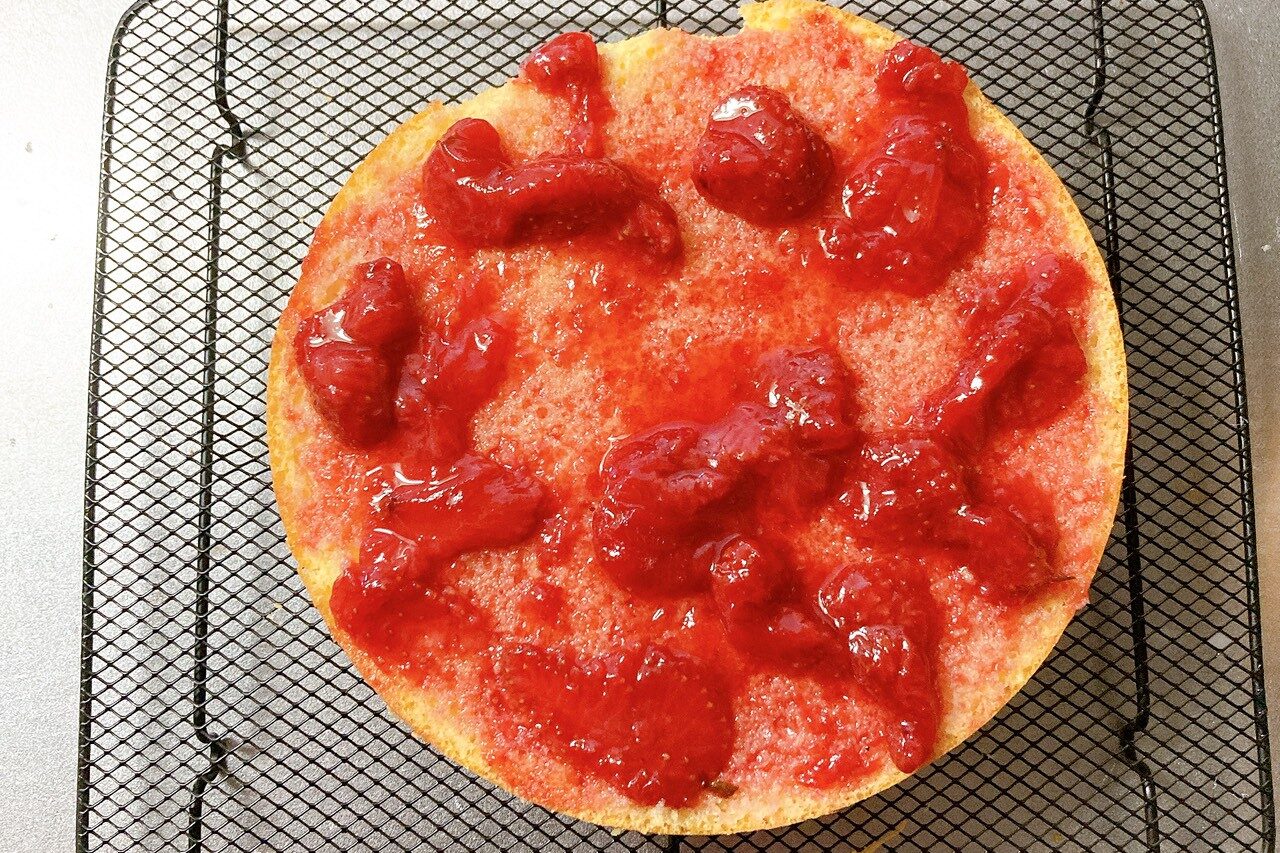 スポンジケーキにいちごジャムを塗った