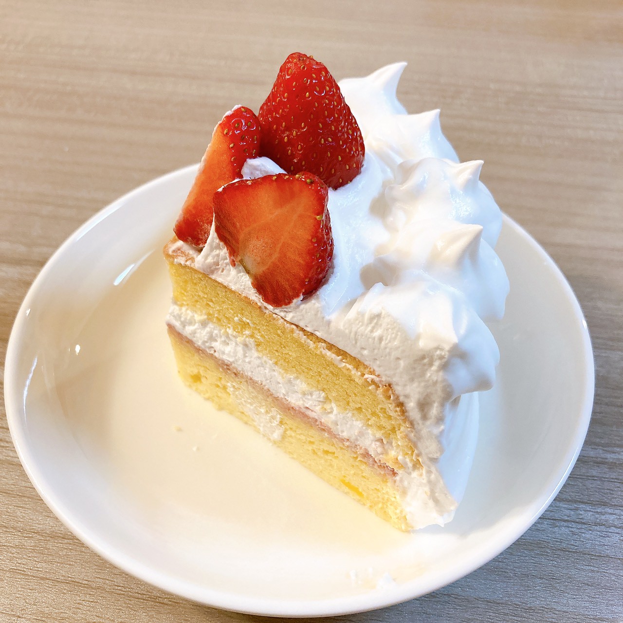 1/4にしたいちごショートケーキ