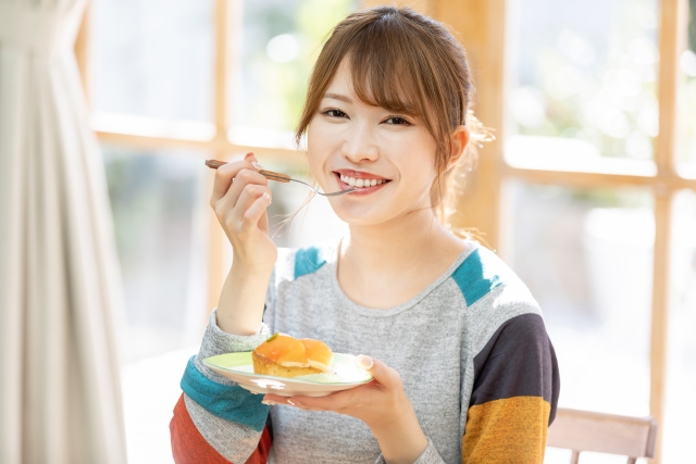 おやつを食べる女性