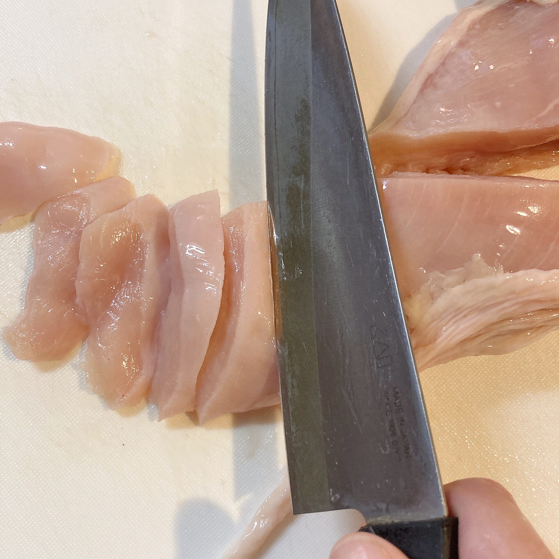 鶏むね肉を繊維に対して垂直に切っている
