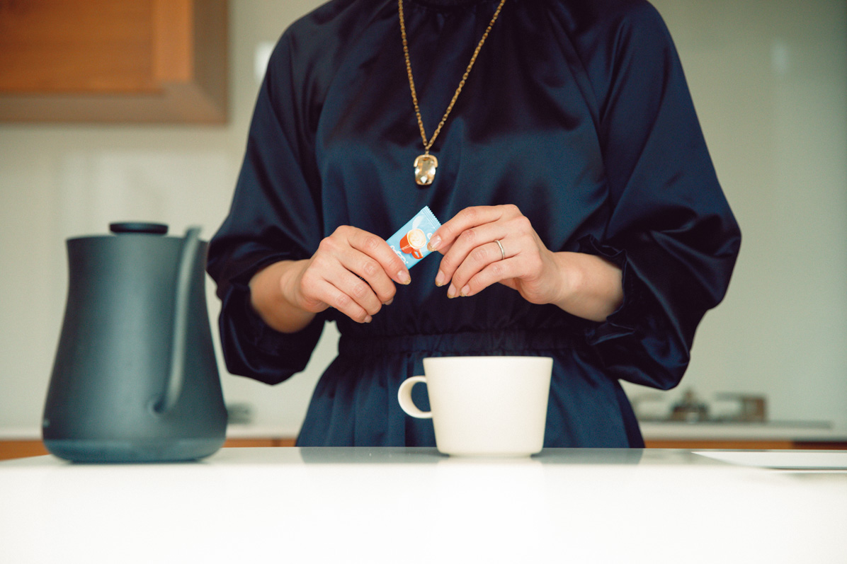 インスタントコーヒーを淹れている様子