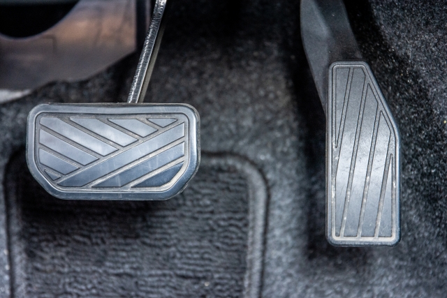 アクセルペダルとブレーキペダル