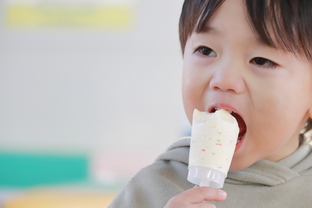 アイスを食べる子ども