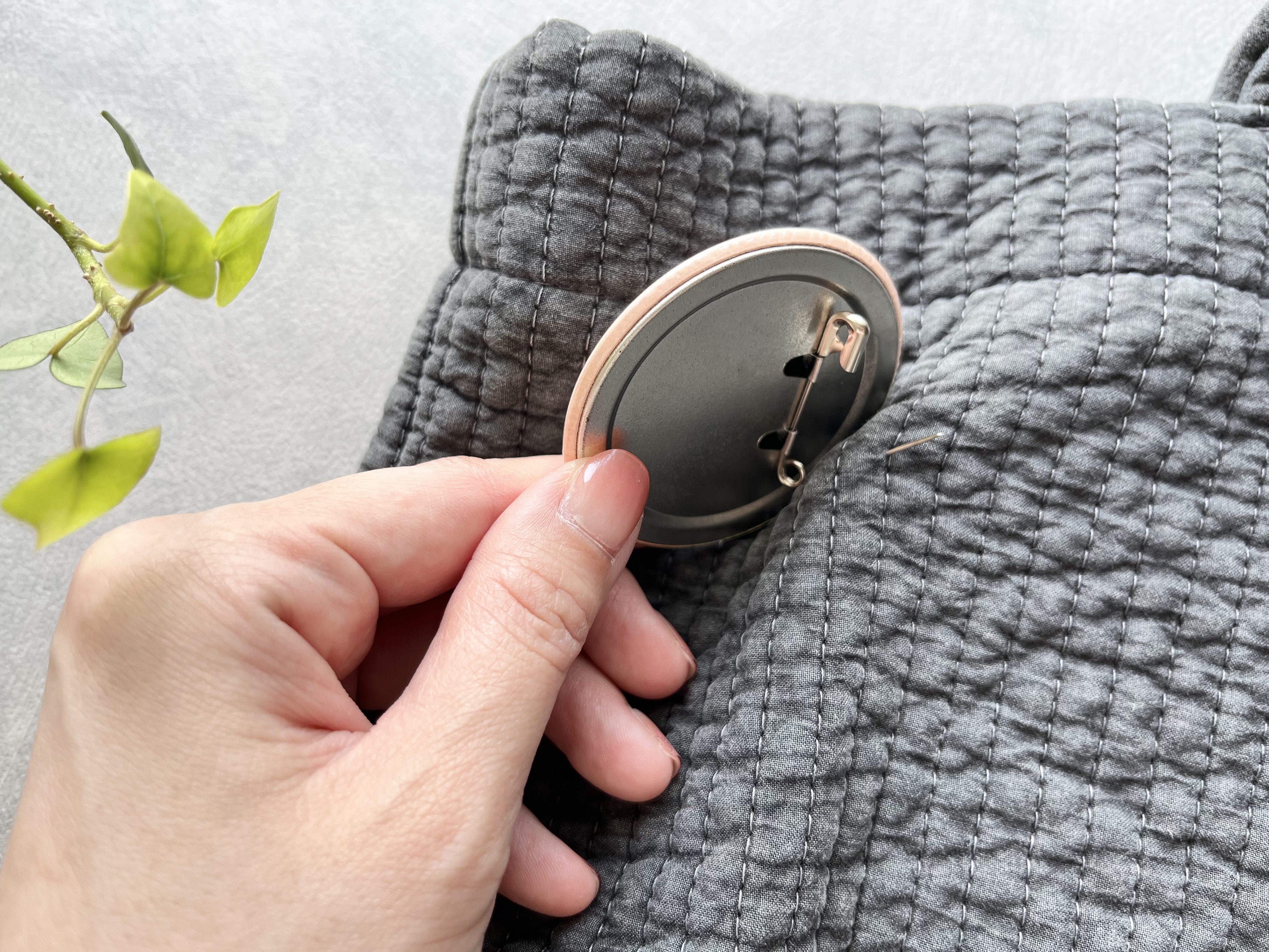 キャンドゥの「缶バッチKEEPER トメ子」の取り付け画像
