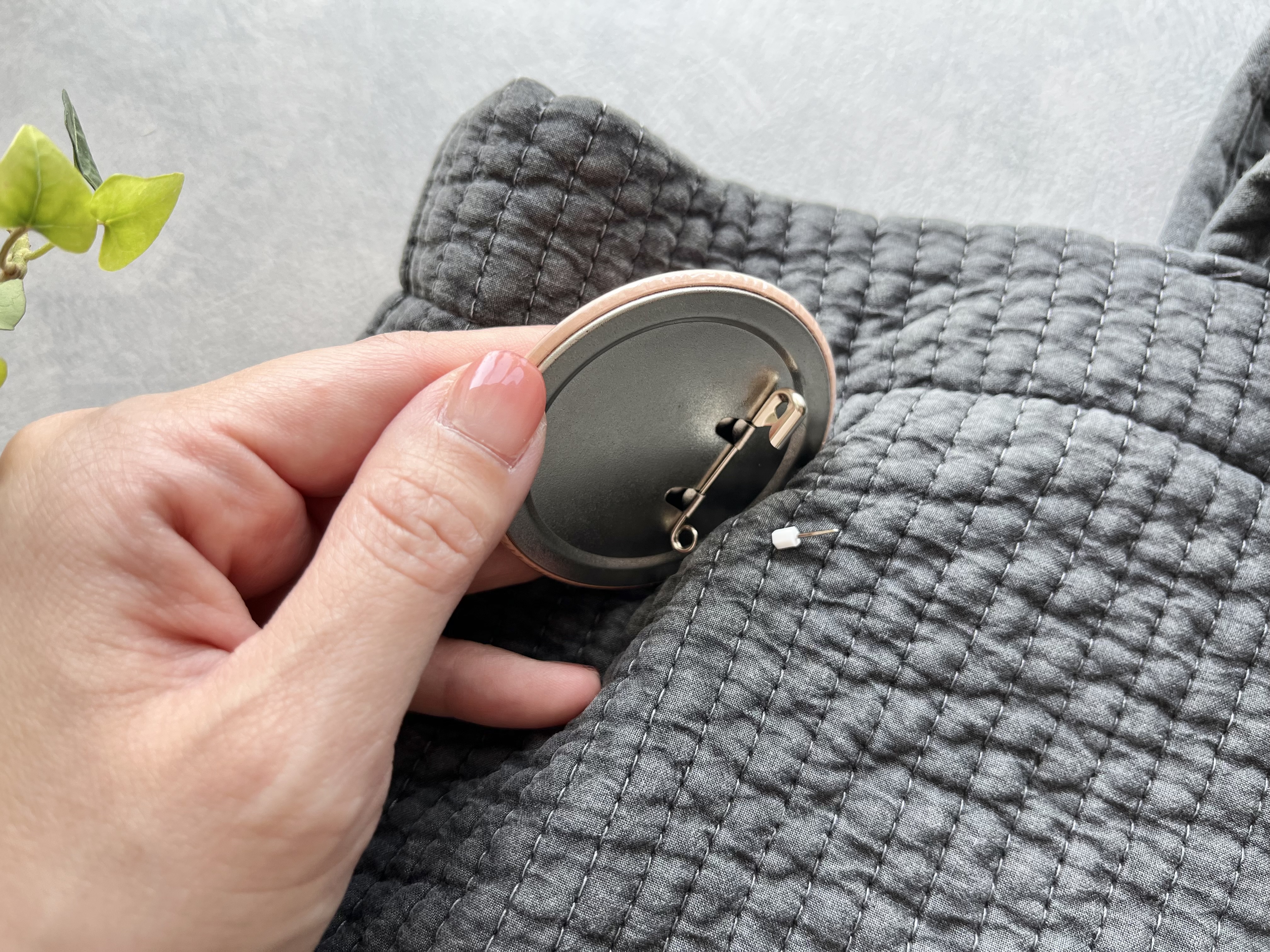 キャンドゥの「缶バッチKEEPER トメ子」の取り付け画像