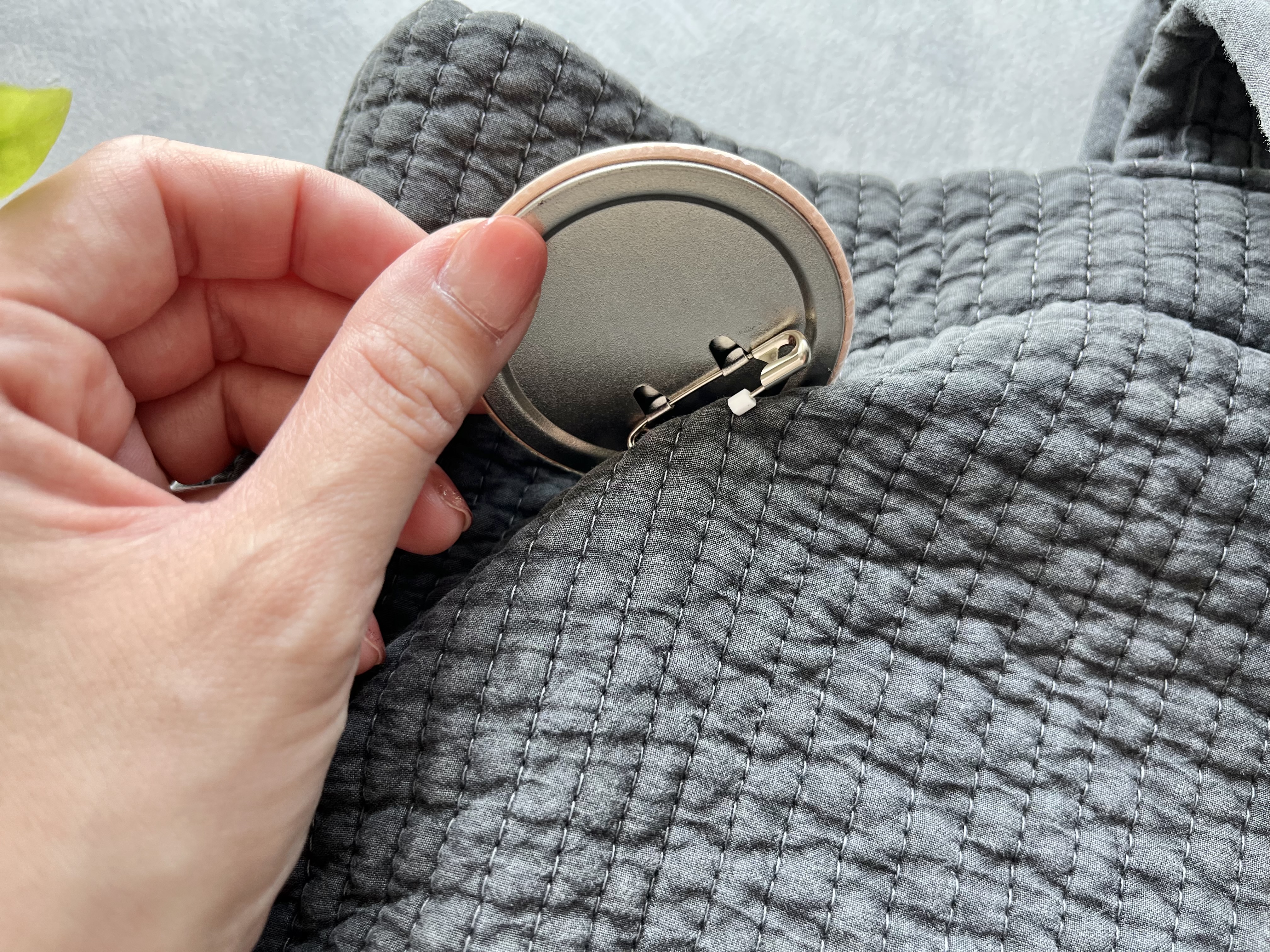 キャンドゥの「缶バッチKEEPER トメ子」の取り付け画像
