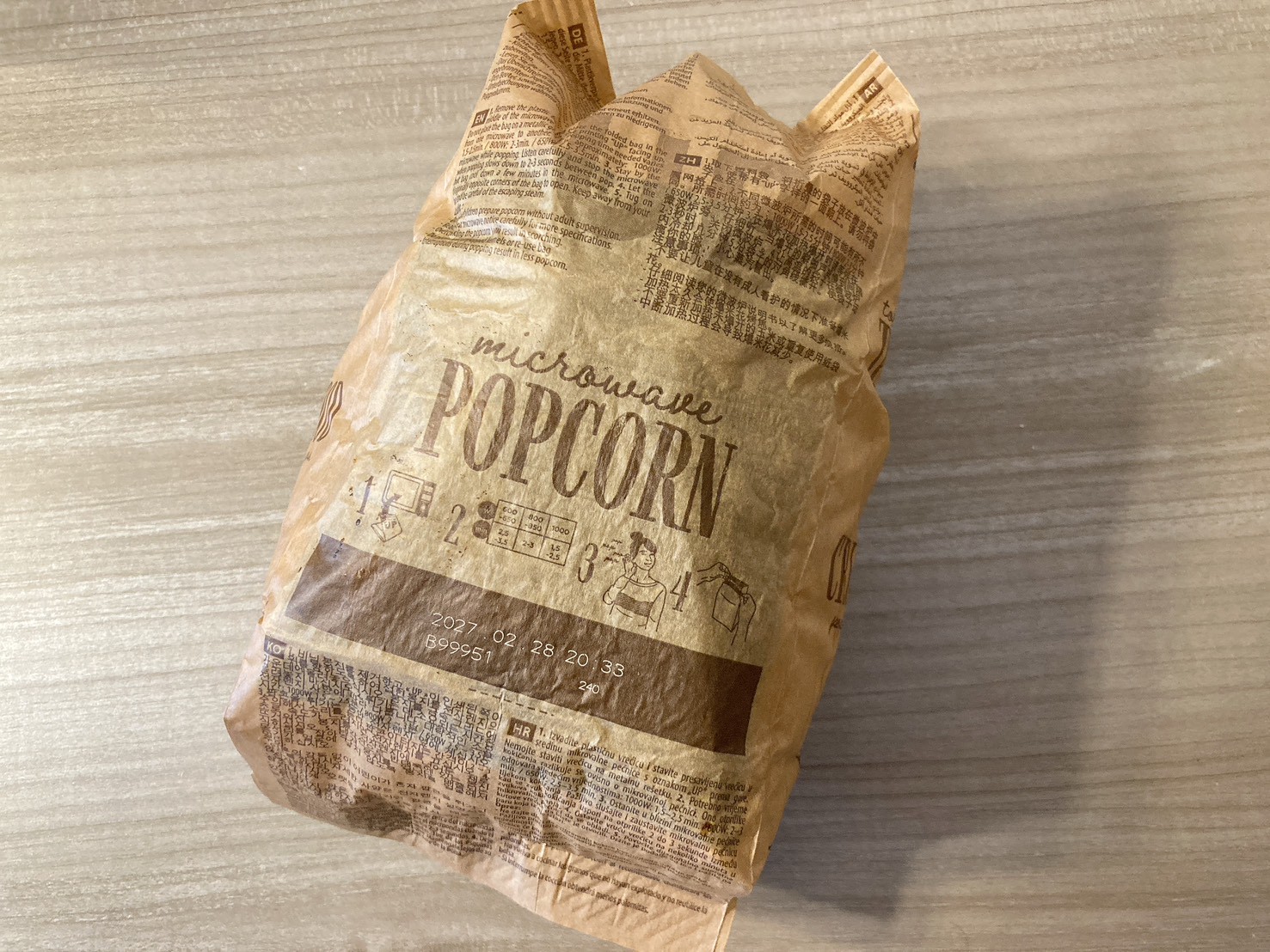 茶色い袋に入ったポップコーン