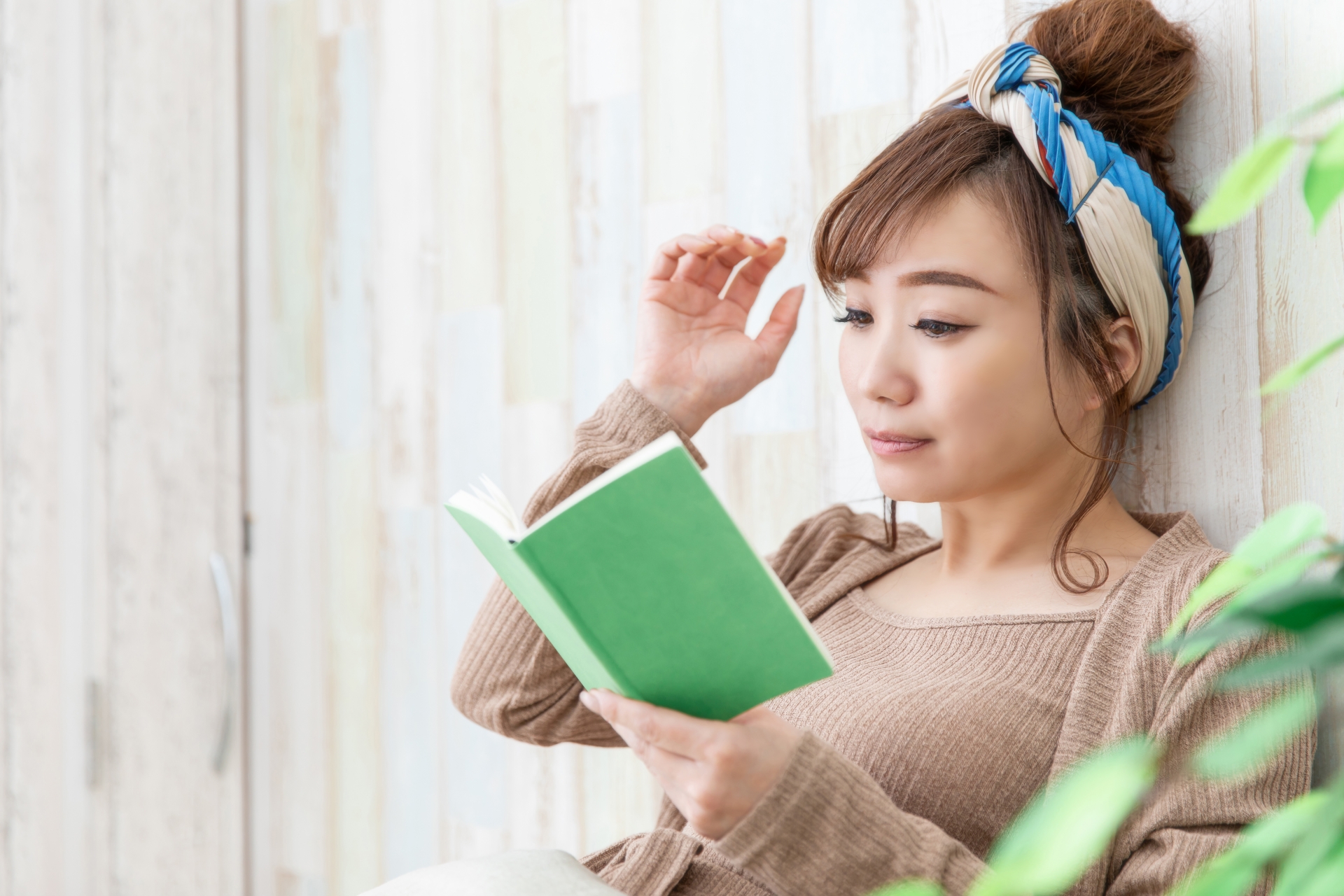 本を読む女性