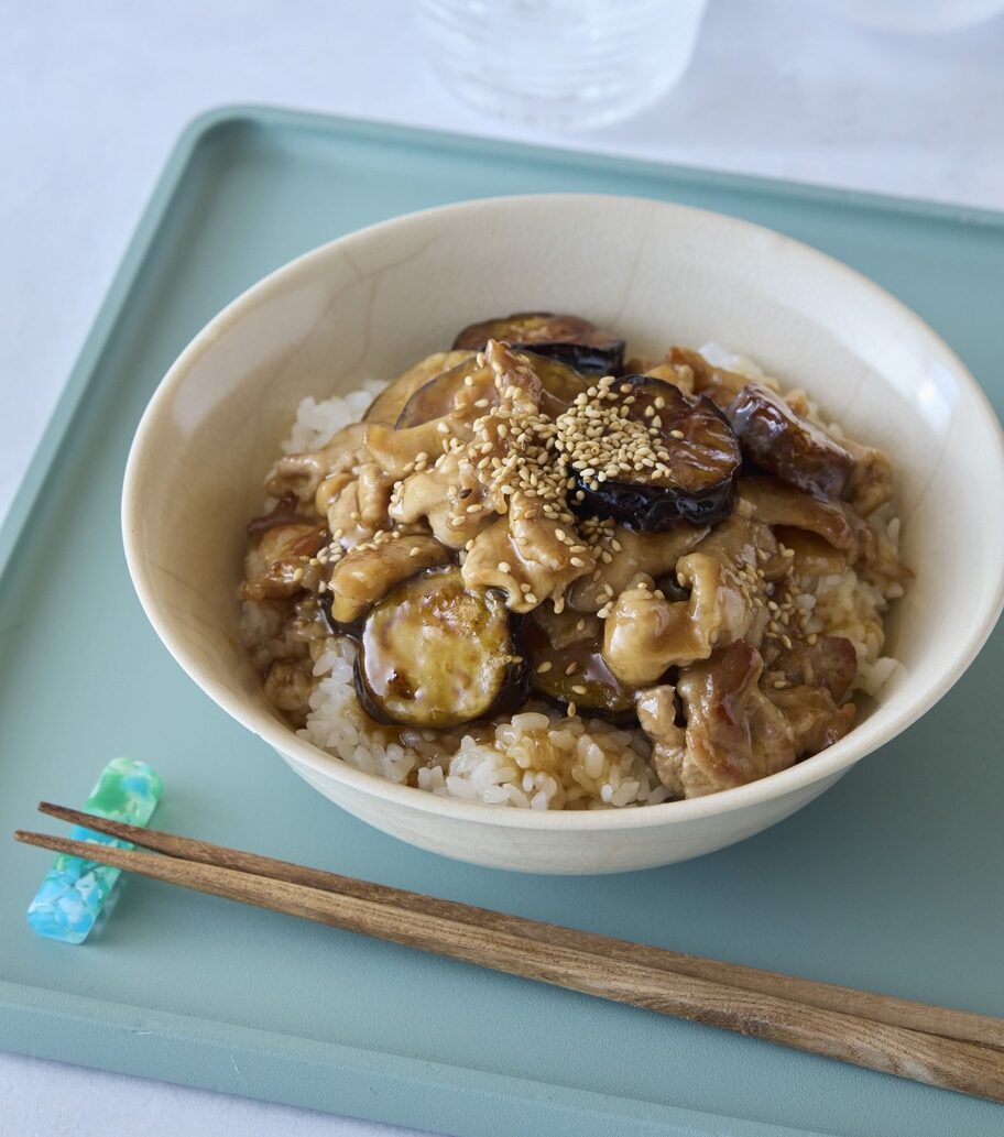 夕ごはんどうする？　なすトマト　豚肉となすの照りうまじょうゆ丼
