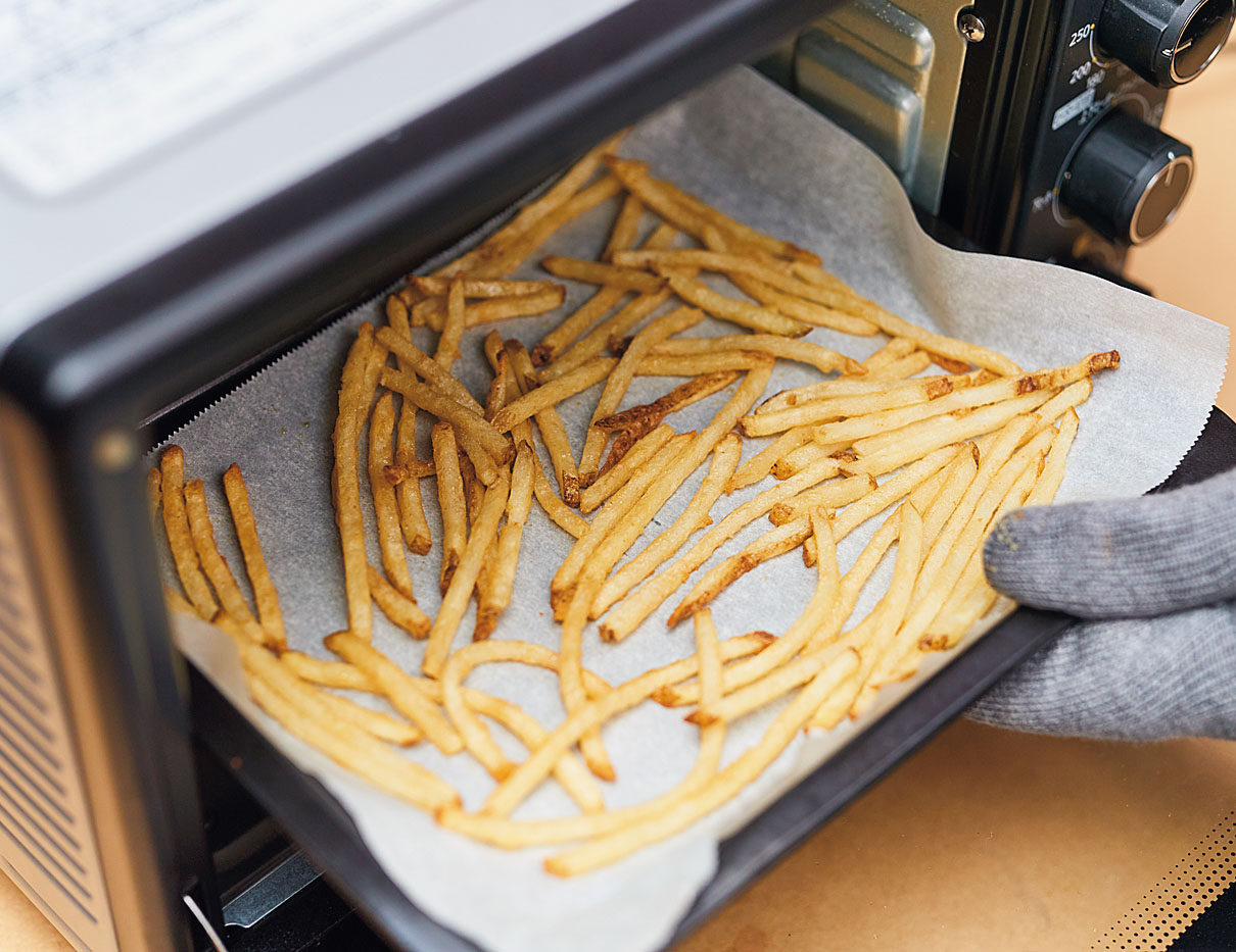 ポテトをオーブンに入れている様子