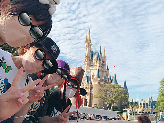 テーマパークで集合写真