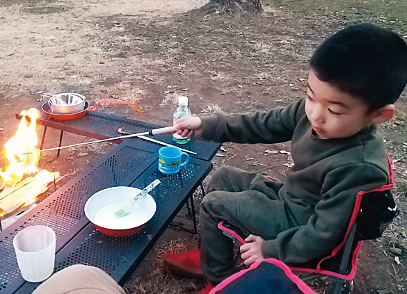 BBQをしている子ども