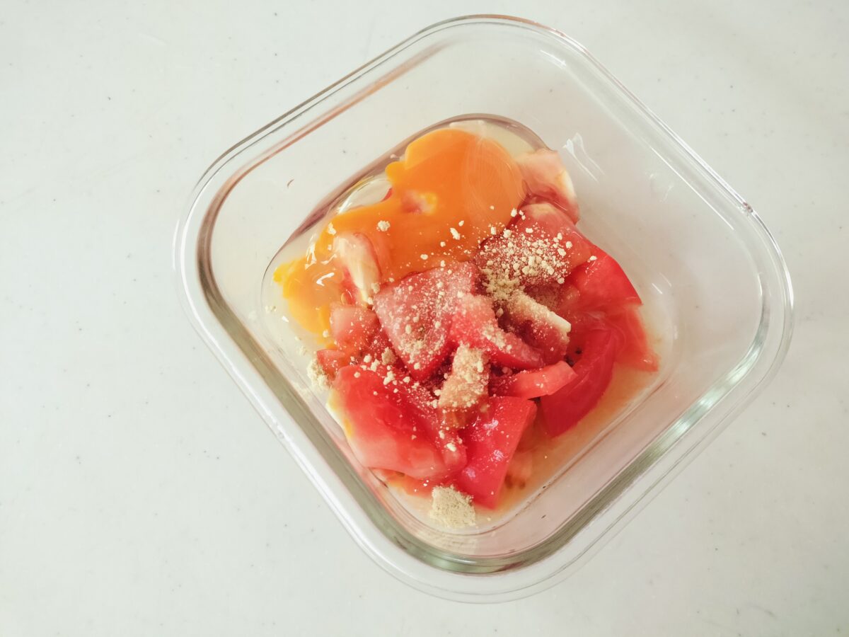 耐熱容器にいれたトマトとたまご