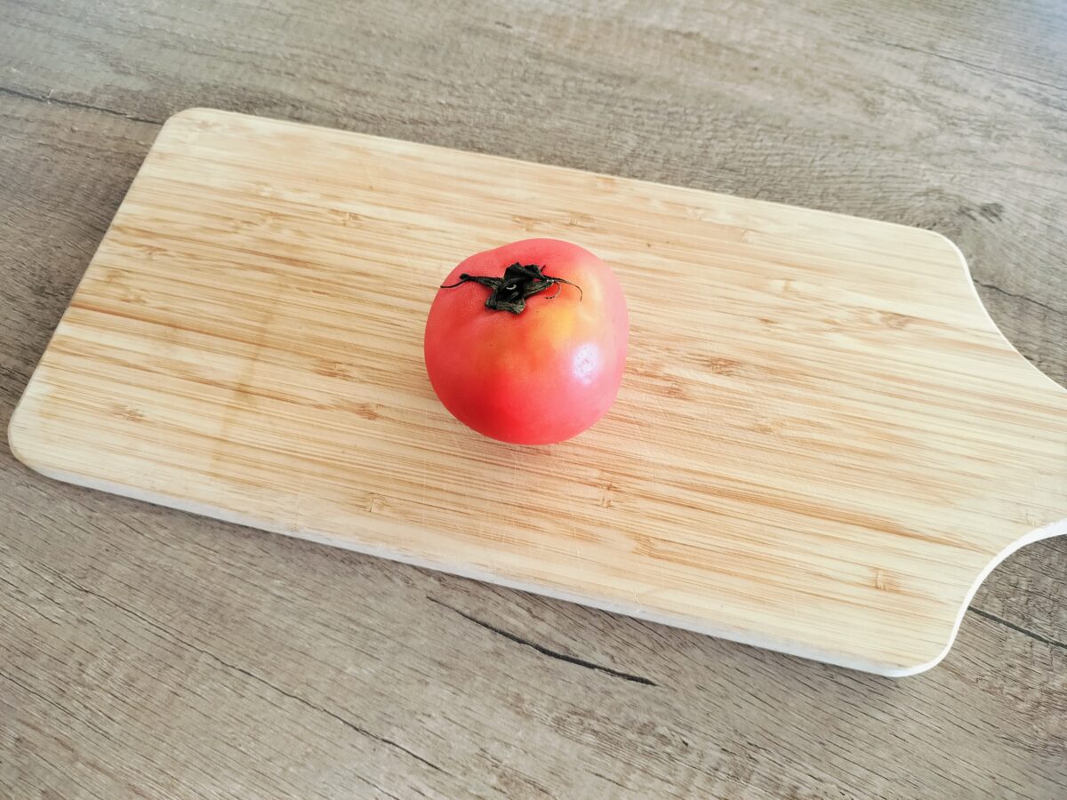 まな板の上のトマト