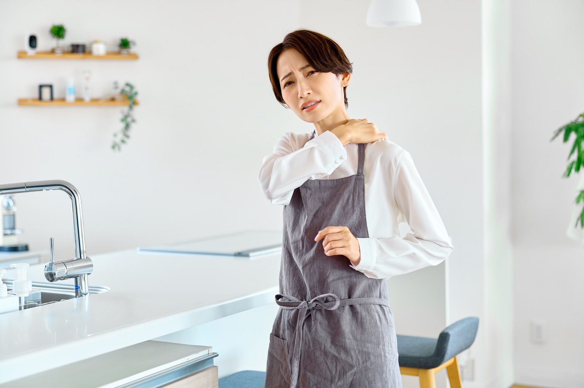 料理がしんどそうな女性