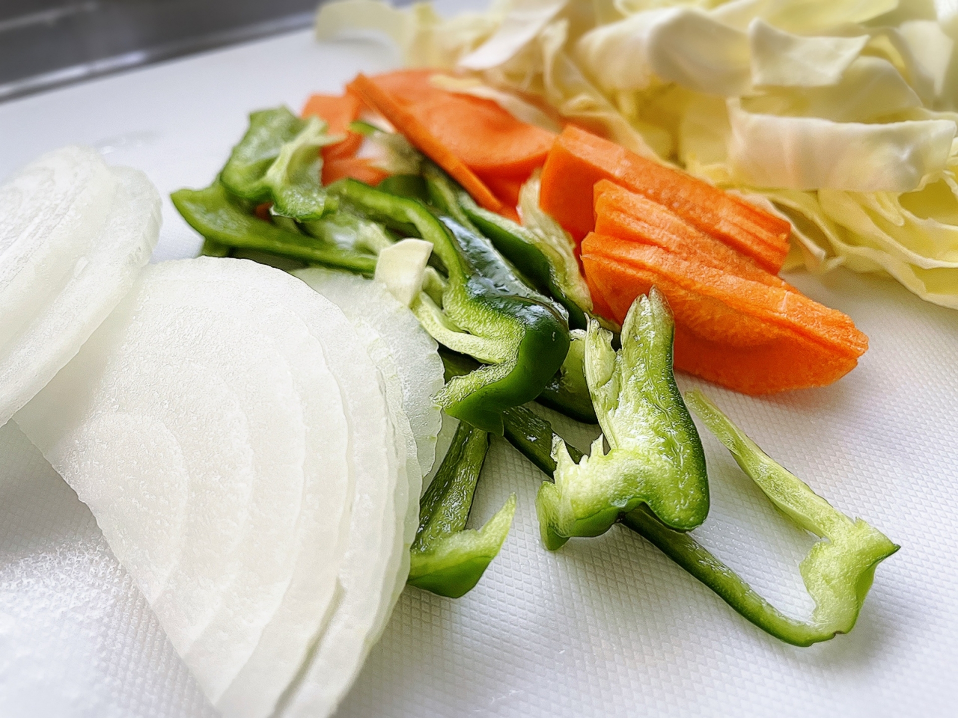 まな板でカットされた野菜