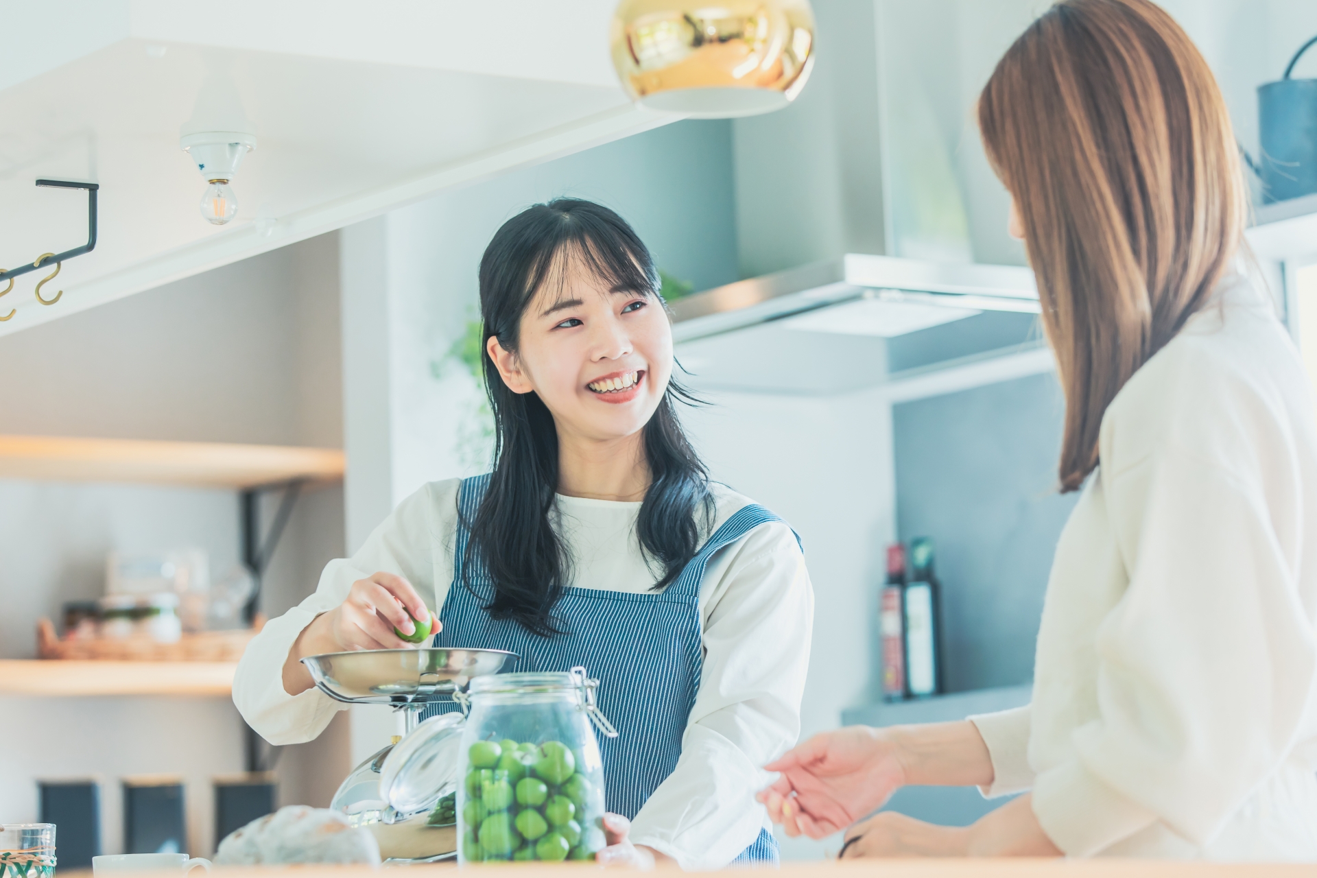 料理を楽しむ女性