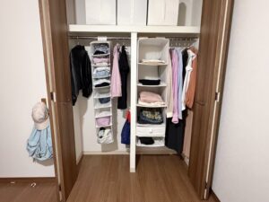 朝の「何着よう？」をたった3分で解決するセット収納