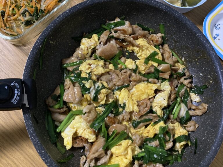 暑い日に食べたい！家族ウケ抜群の「豚ニラ玉」ちょい足しでスパイシーにアレンジも◎